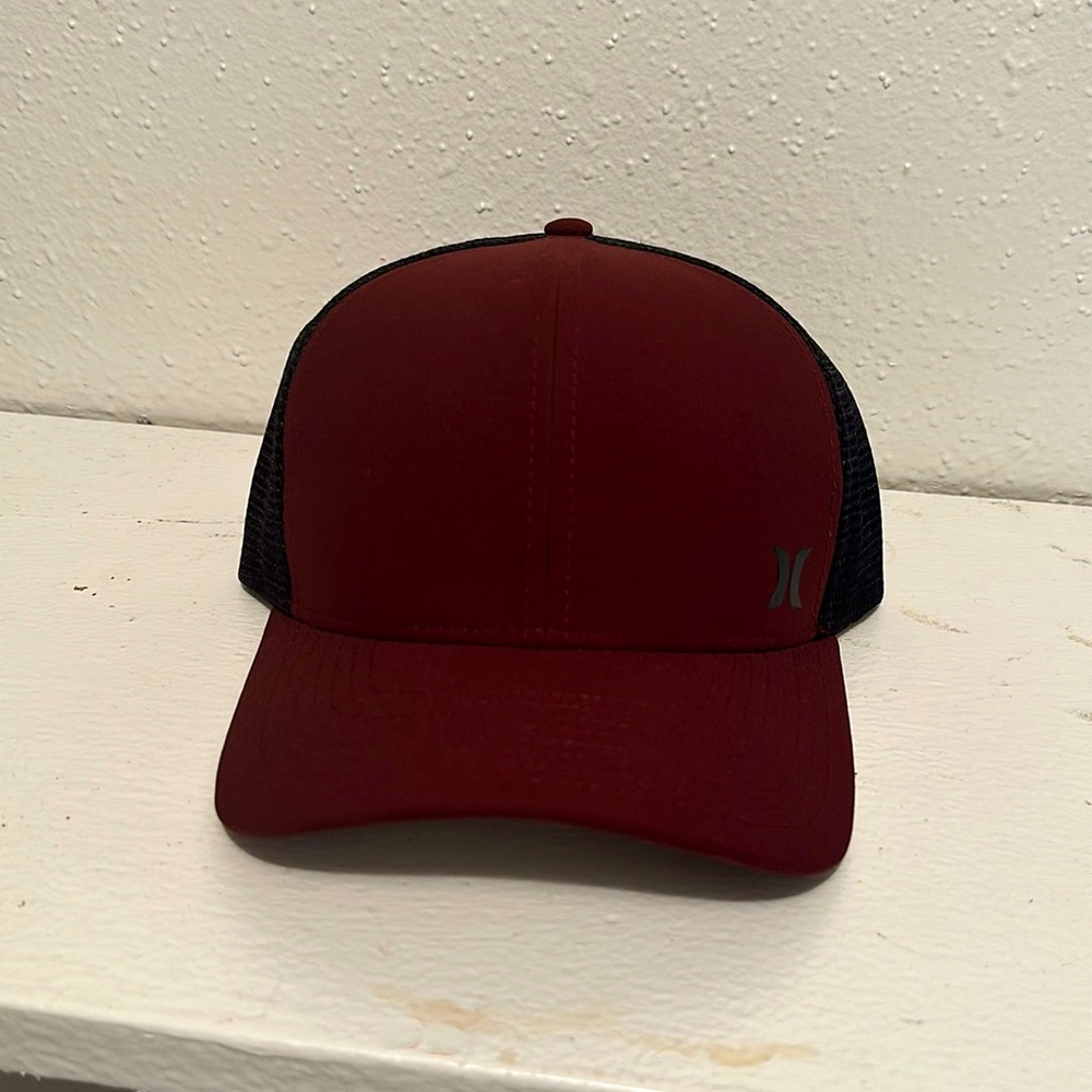 Hurley Trucker hat, H logo on right side, maroon & black, SnapBack adjustable